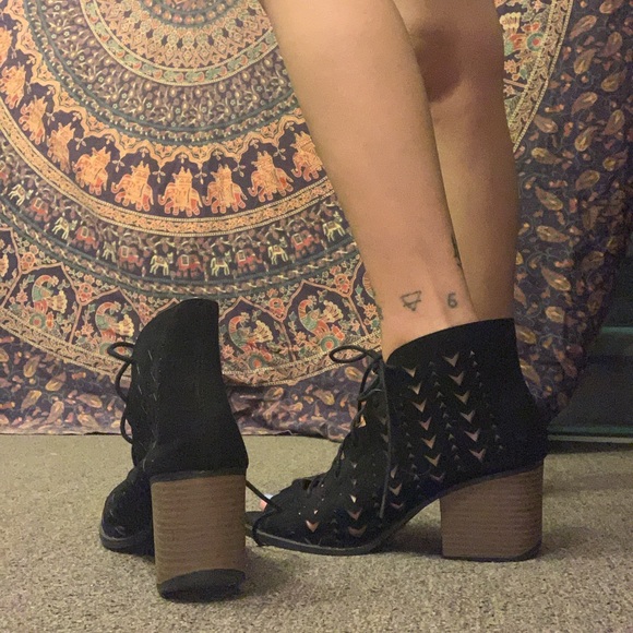 Heeled open toe booties - Picture 3 of 3